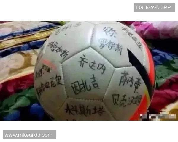 杨明足球明星签名拼多多足球热销中球迷必备的收藏品 杨明足球明星签名拼多多足球热销中球迷必备的收藏品